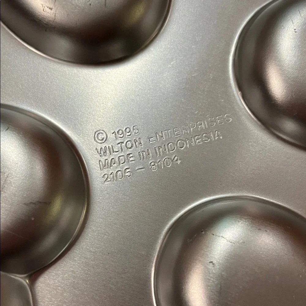 Vintage 1995 Heart-Shaped Aluminum Metal Baking Mold